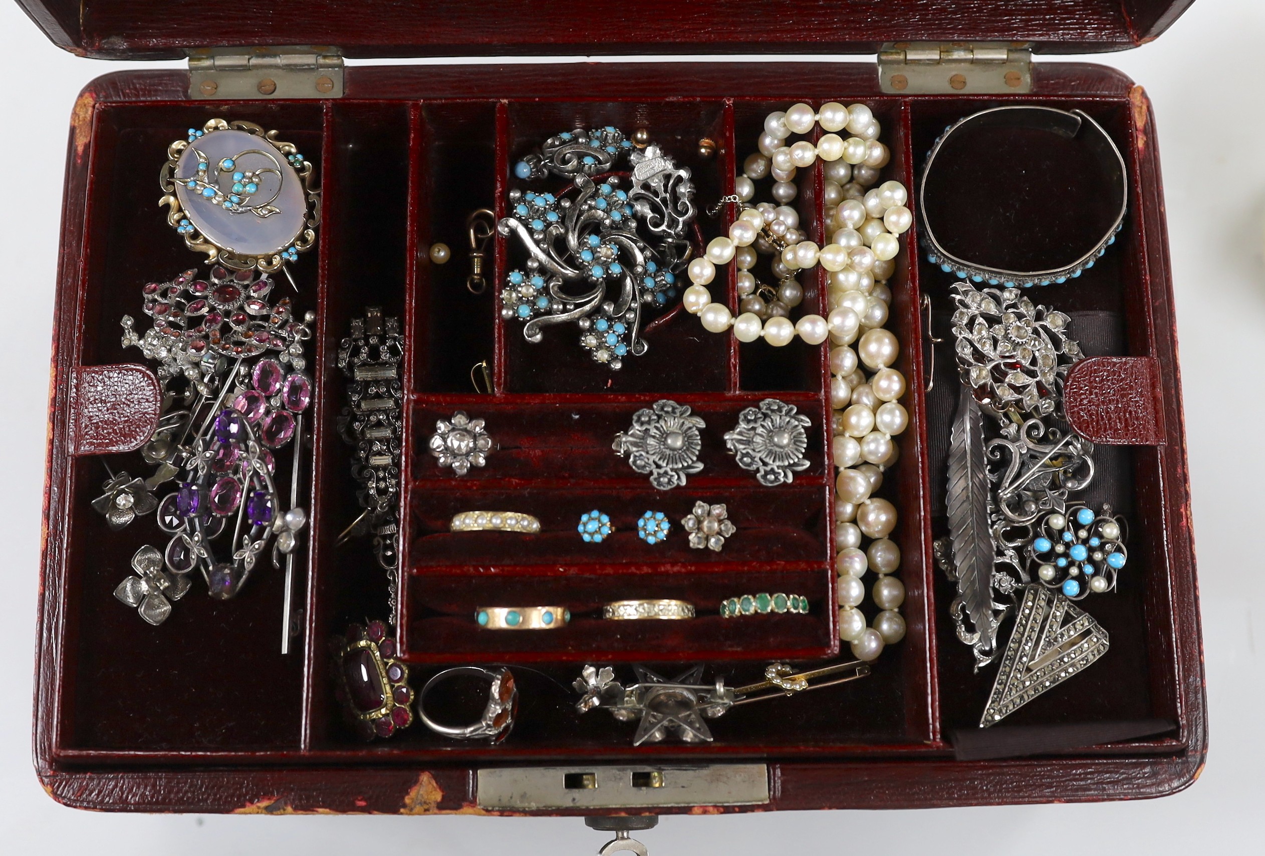 An interesting group of assorted Victorian and later jewellery including a rose cut diamond cluster ring, silver and paste set cluster starburst brooch, pink paste cluster drop earrings, cultured pearl necklace with 9ct